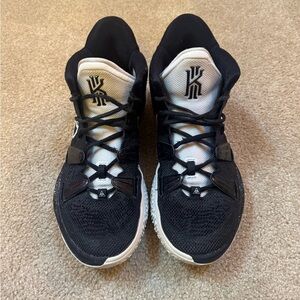 Nike Kyrie Basketball Shoes Black White Men’s 9